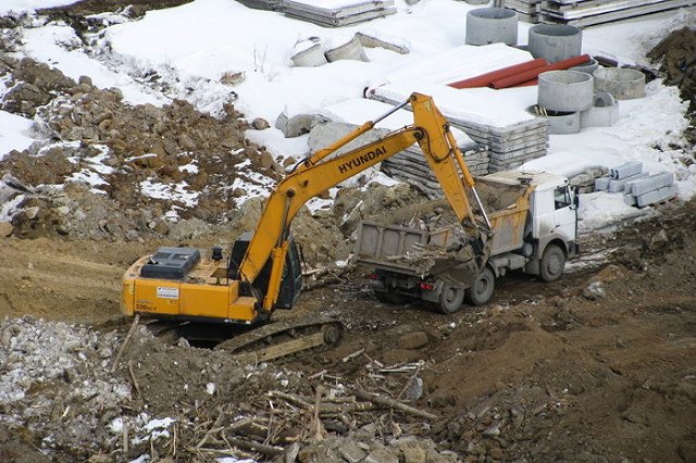 В Москве экскаватор упал в котлован строящейся станции метро