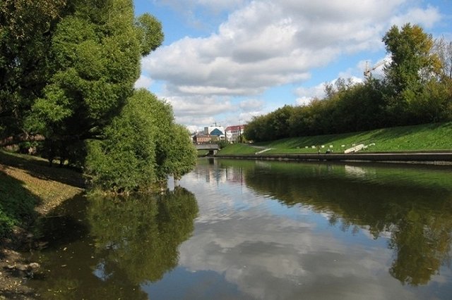 На набережной Исети работы по благоустройству идут по графику