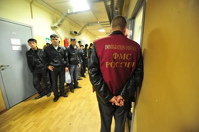 Более 100 мигрантов прописала незаконно паспортист общежития Минобороны