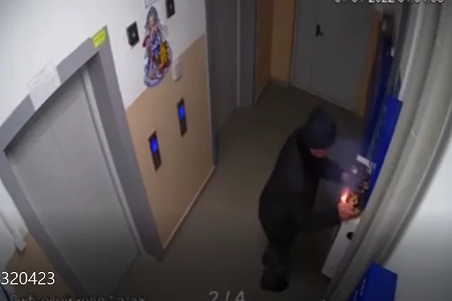 Неадекватный мужчина запустил салют в подъезде многоквартирного дома