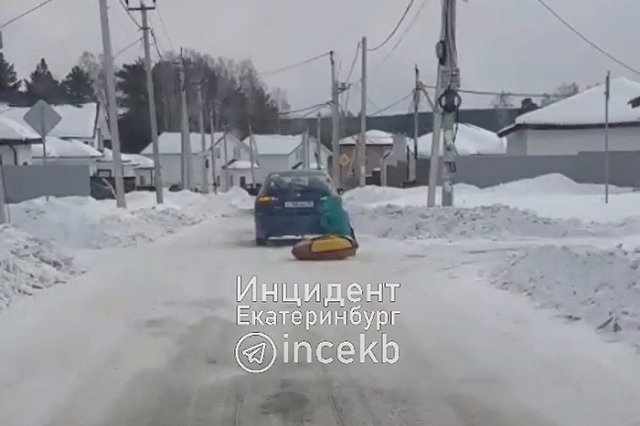 Свердловский водитель устроил своему ребёнку смертельно опасный аттракцион