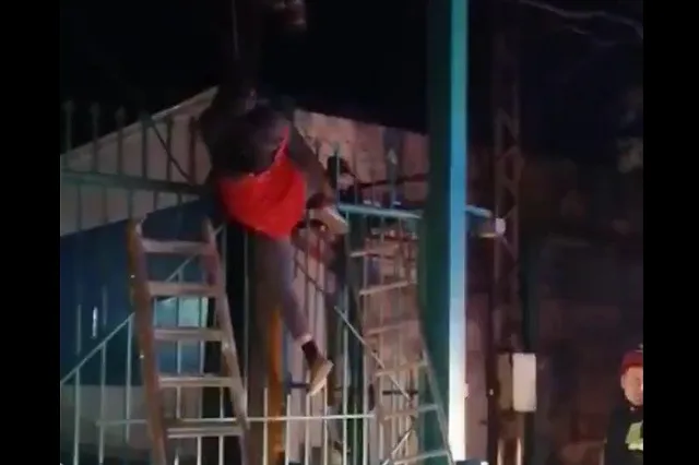 Екатеринбуржец напоролся на штыри, пока перелезал через забор