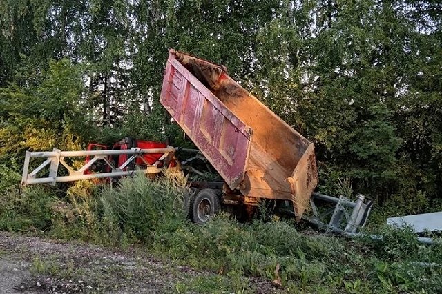 Свердловский водитель самосвала снёс опору с дорожными камерами