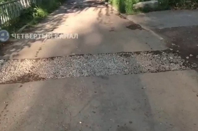 Жительница поселка Калиновка показала ремонт улицы Мурзинской