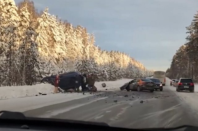 На свердловской трассе в аварии погибли два человека