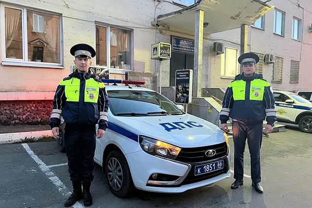 В Нижнем Тагиле инспекторы ДПС помогли водителю, потерявшему сознание за рулём, доехать до больницы