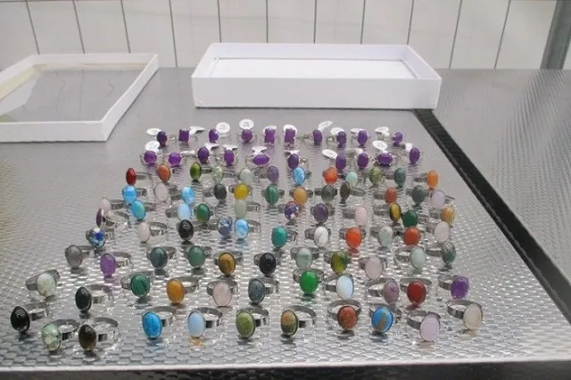 В Кольцово у двух пассажирок из Китая обнаружили 34 килограммов бижутерии — фото