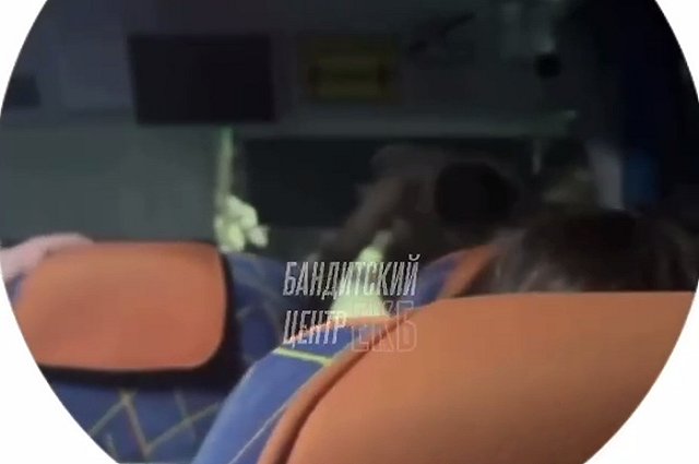 В автобусе, следовавшего по маршруту Екатеринбург — Серов, полуголый мужчина разбил стекло и кидался на водителя