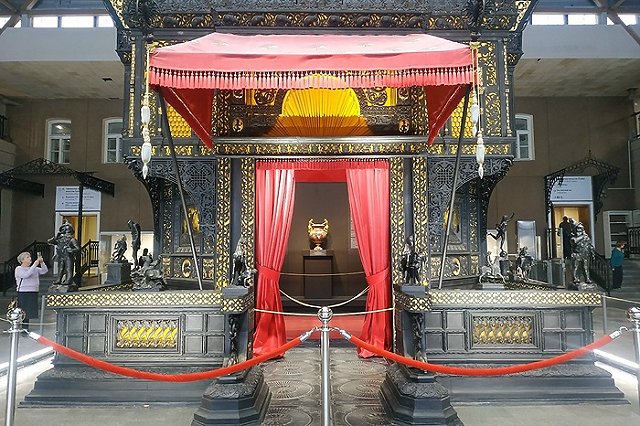 «Бывшая» Тимати Анастасия Решетова пришла в восторг от выставки в Екатеринбургском музее ИЗО