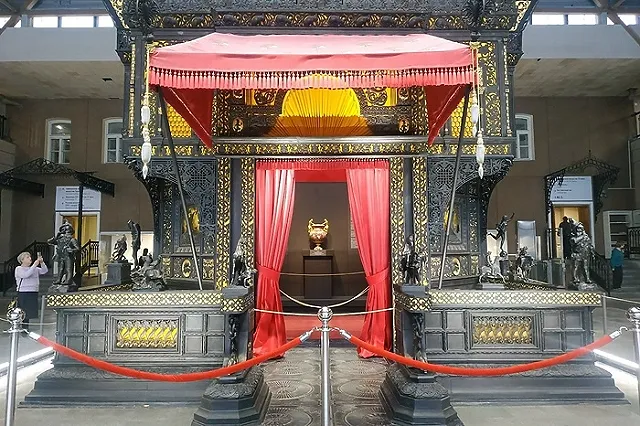 «Бывшая» Тимати Анастасия Решетова пришла в восторг от выставки в Екатеринбургском музее ИЗО