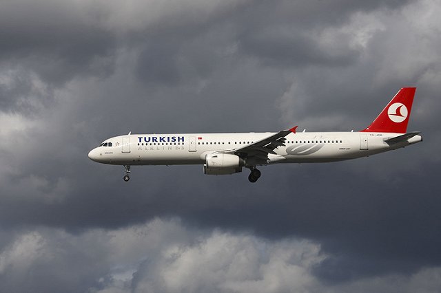 Турецкий самолет запросил экстренную посадку из-за сообщения о бомбе