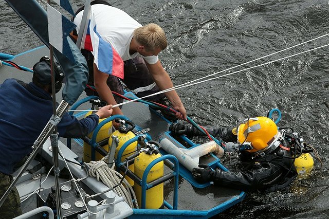 Из Ревдинского пруда подняли утонувшую «Ладу Гранту»