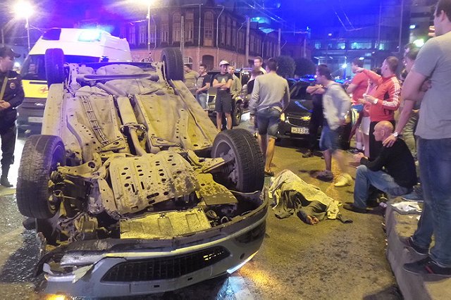 Opel Astra перевернулся возле Центральной гостиницы в Екатеринбурге