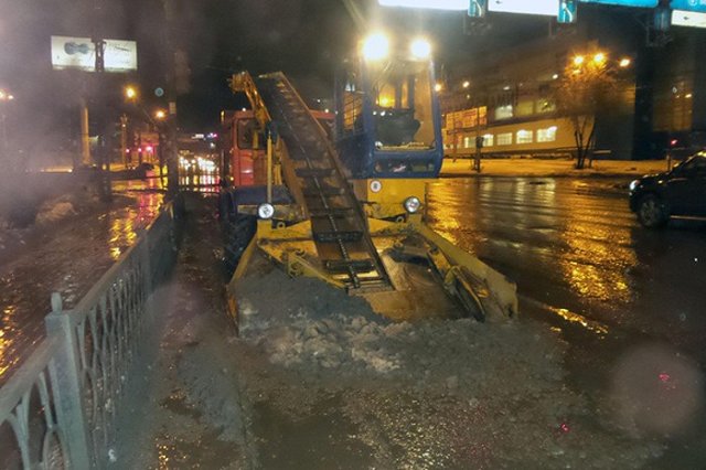 Екатеринбург зачищают ото льда на тротуарах