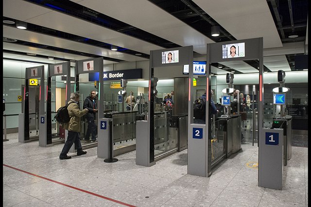 Причина запрета на выезд за границу худруку «Театра.doc» — долги за ЖКХ