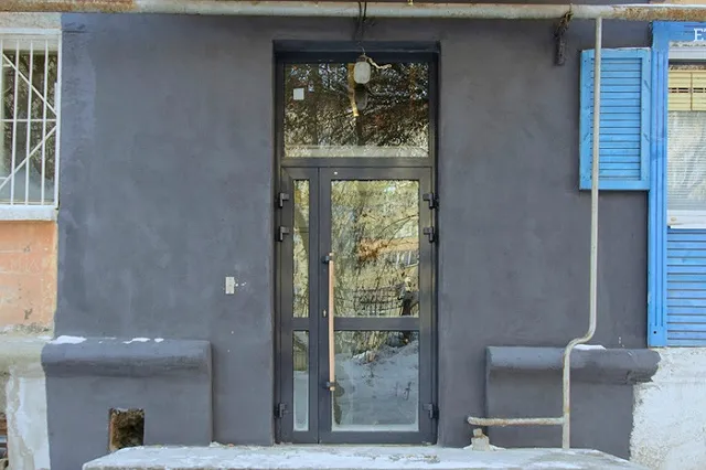 Артемий Лебедев одобрил стеклянные двери в подъезде екатеринбургской «хрущевки»