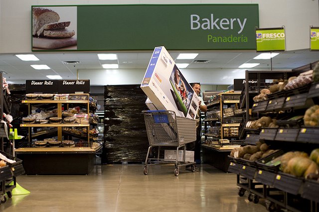 Цены на одежду и электронику начали снижаться из-за укрепления рубля
