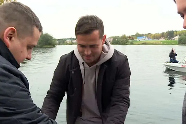 Футболист Кержаков выпустил в Онегу тысячи мальков лосося