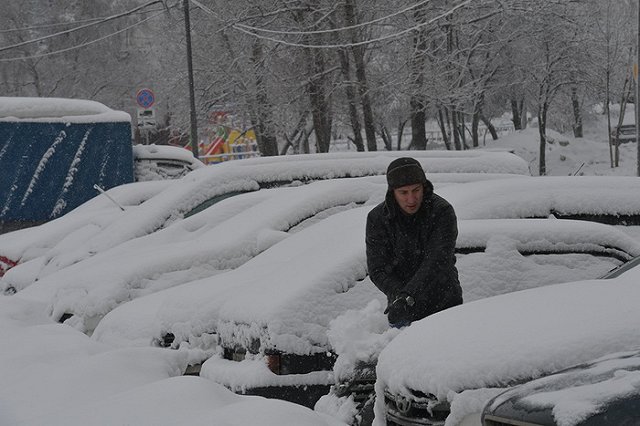 Прокуратура внесла представление Высокинскому из-за упавшей с мэрии глыбы снега