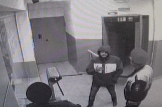 Почти по Корнею Чуковскому. Уральца будут судить за пинок полицейскому