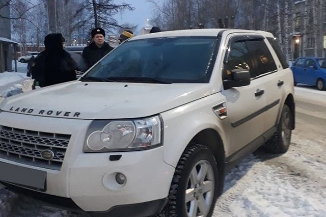 Мужчина лишился Лэнд Ровера, когда пытался его продать