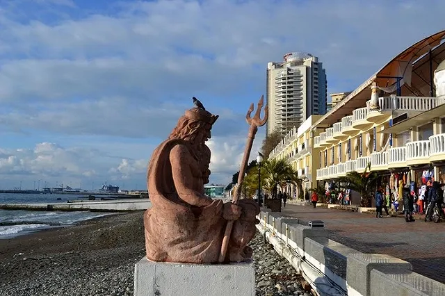 Мэр Сочи обратился к наводнившим курорт россиянам