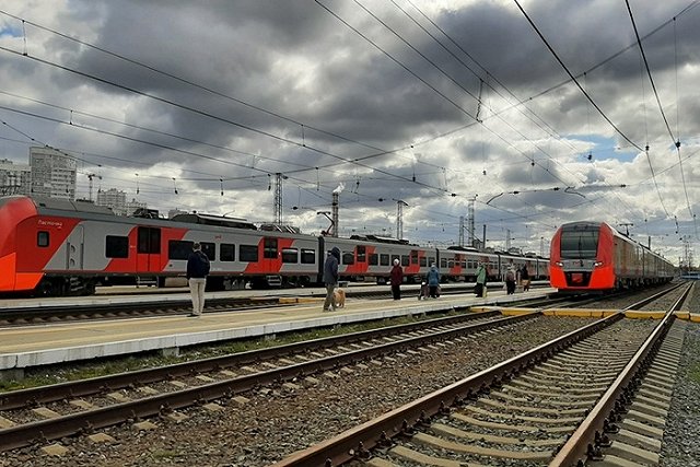 В Екатеринбурге зажало дверями электрички бабушку и её внучку