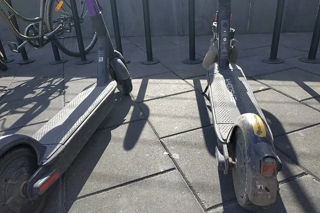 В МЧС предупредили об опасности езды на электросамокатах в дождь