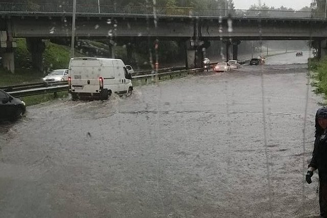 «На Шефской движение закрыто». Ливень затопил улицы в Екатеринбурге