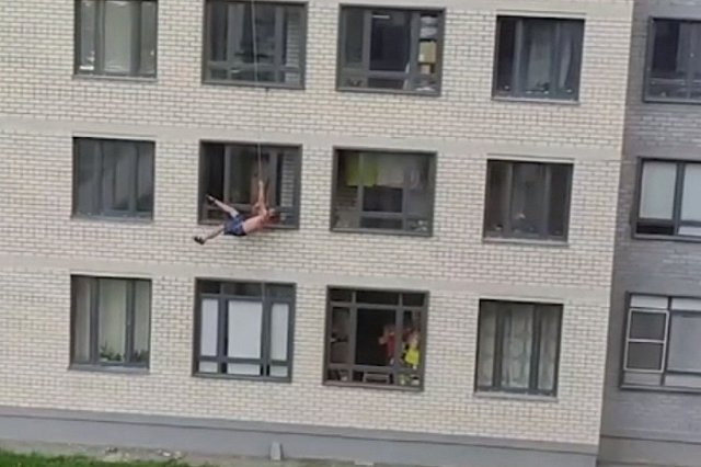 На Широкой Речке полуголый мужчина сорвался с высоты