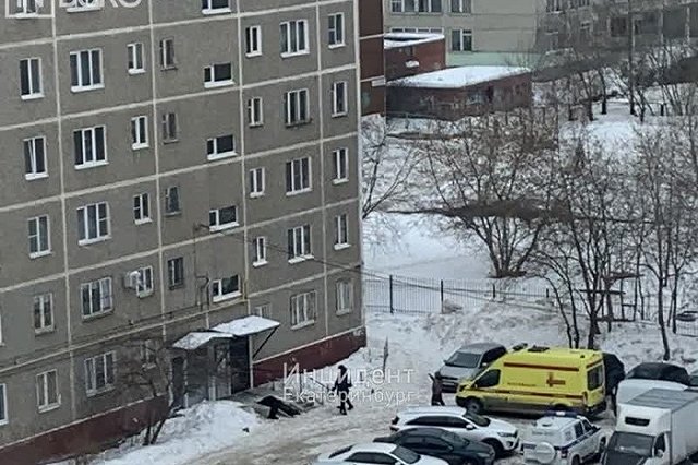 В Пионерском возле многоэтажки нашли тело человека