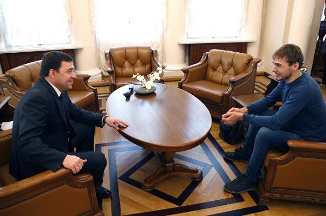 Куйвашев вручил биатлонисту Антону Шипулину губернаторские часы