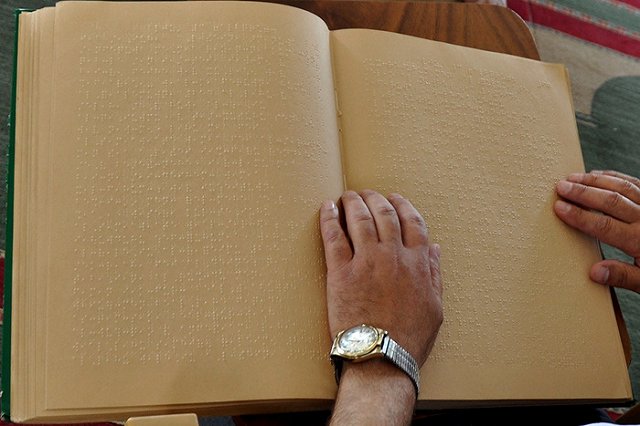 Facebook разработает технологию для описания фото слепым пользователям