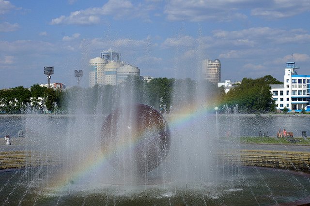 В Екатеринбурге банда молодежи зверски избила скейтбордистов у Театра драмы