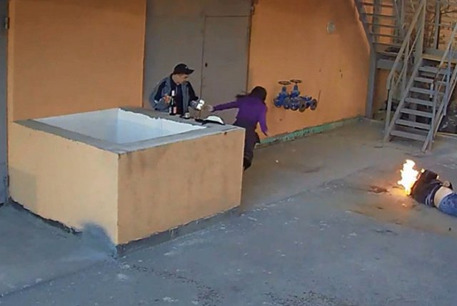 В Сети появилось видео падения горящего мужчины с крыши в Екатеринбурге