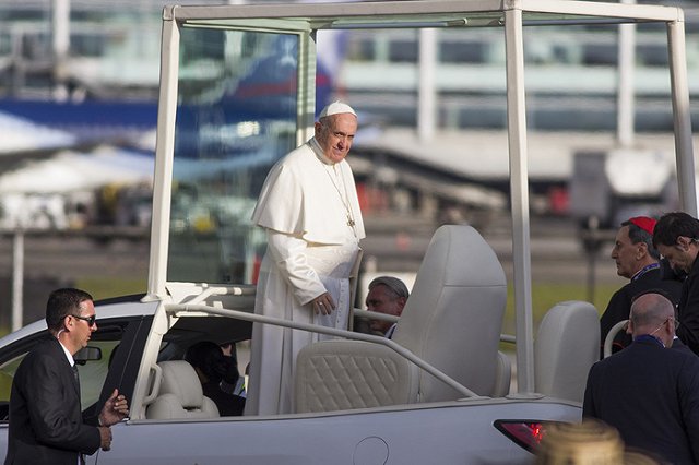 Журналистка «пересадила» Папу Римского в Бэтмобиль