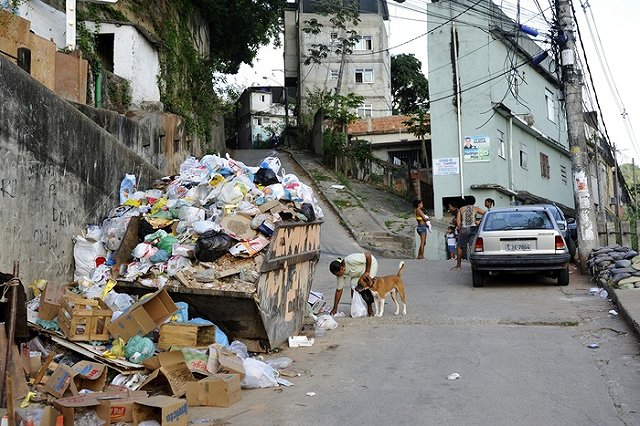 Дворы в центре Екатеринбурга уже две недели завалены мусором из-за «Чистоты»