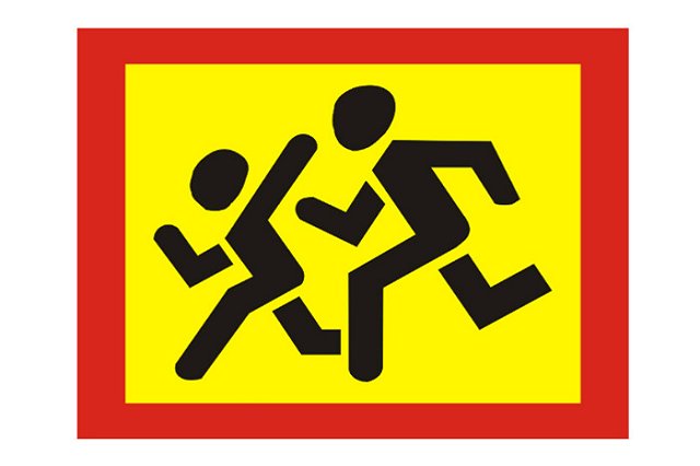 Сотрудники Госавтоинспекции проверяют автобусы, перевозящие детей