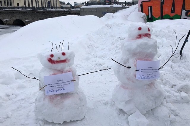 Грязевиков лепят екатеринбуржцы, недовольные плохой уборкой города