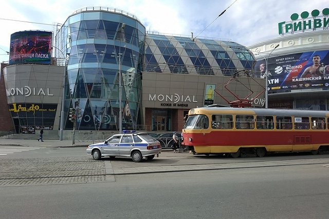 Из трамвая, заблокировавшего движение по Радищева, достали рюкзак (ФОТО)