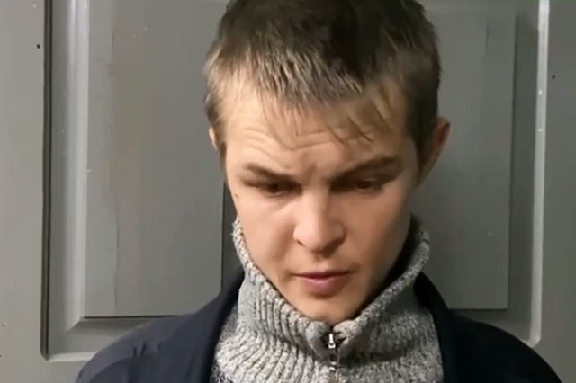 Пьяный мужчина украл из зоомагазина клетку с попугаями ради своей девушки