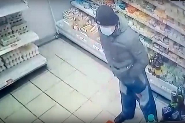 Свердловчанин засунул в штаны несколько десятков кусков сыра и пытался вынести их из магазина