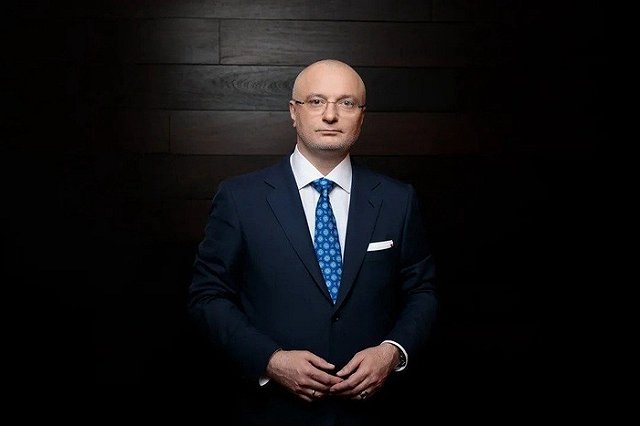 Клишас заочно поспорил с Медведевым из-за покинувшего страну актера Смольянинова