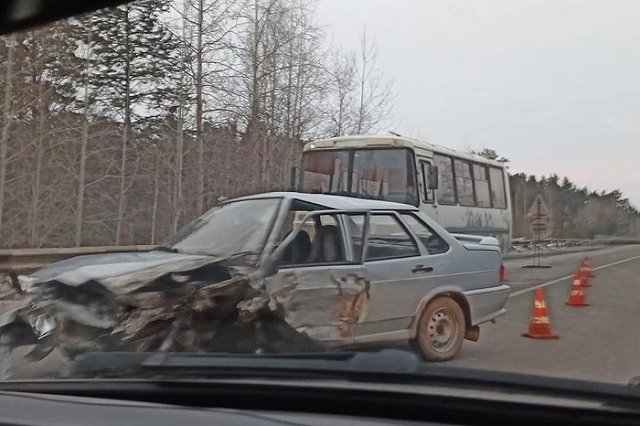 На свердловской трассе пожилому водителю стало плохо за рулём. Он столкнулся с двумя машинами