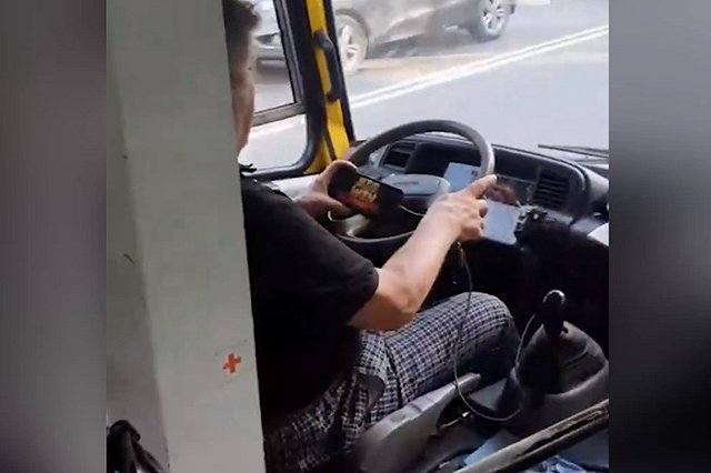 В Екатеринбурге водитель автобуса на ходу играл в телефон