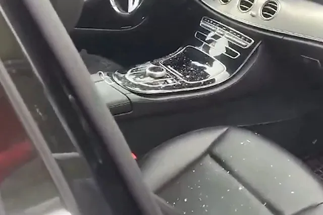 В Екатеринбурге Mercedes засыпало дождём из камней