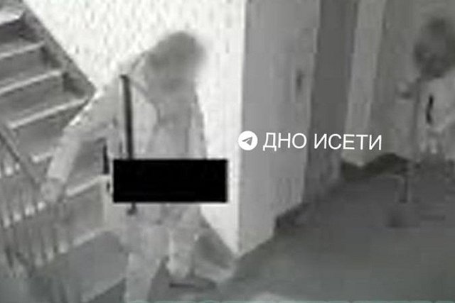 Голый мужчина затаился в подъезде свердловского города