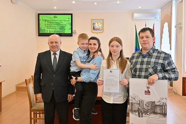 Мэр Хабаровска удалил фото, где он дарит бородатым мигрантам сертификаты на жилье