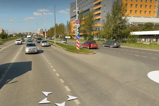 Водители Екатеринбурга массово «убивают» колёса машин в огромной яме