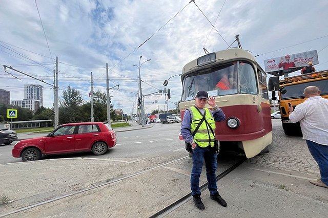 На Космонавтов образовалась пробка после аварии с трамваем — фото